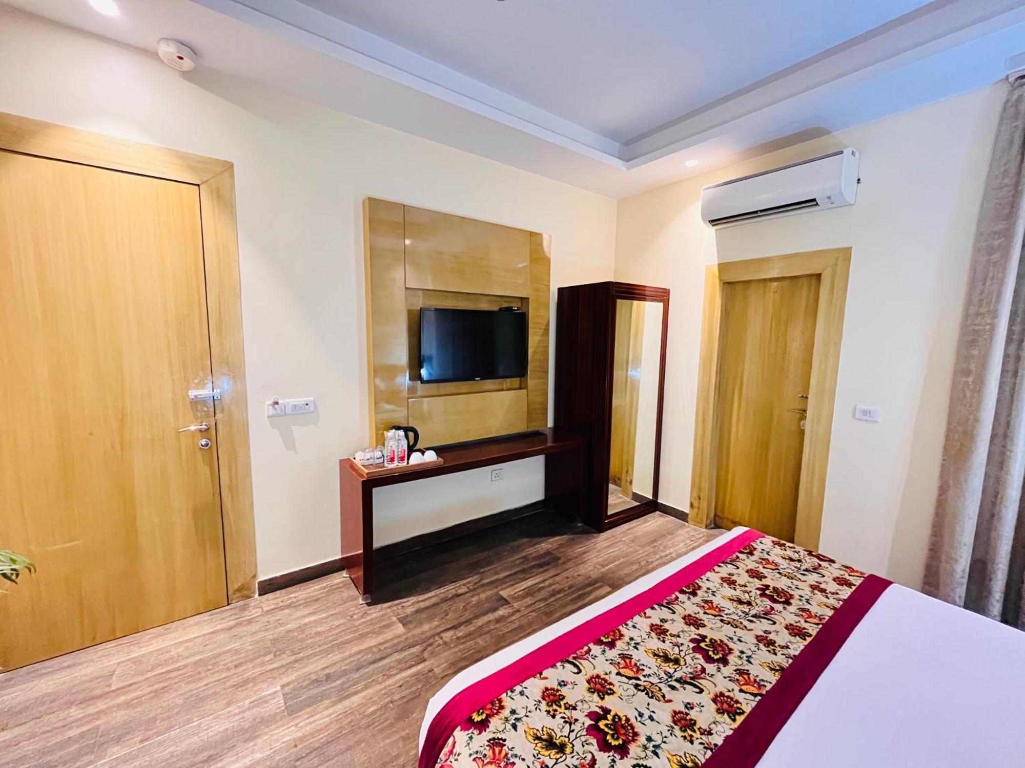 Hotel Banz Near Indira Gandhi Airport Delhi Нью-Делі Екстер'єр фото